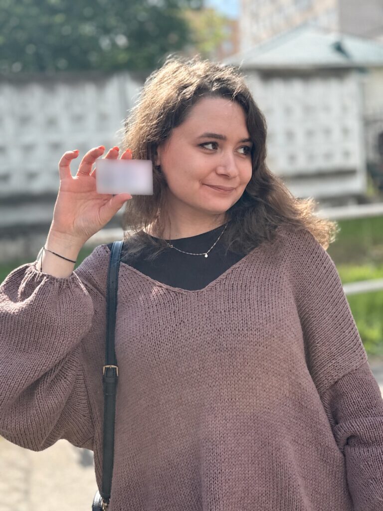 Выпускница автошколы с водительским удостоверением