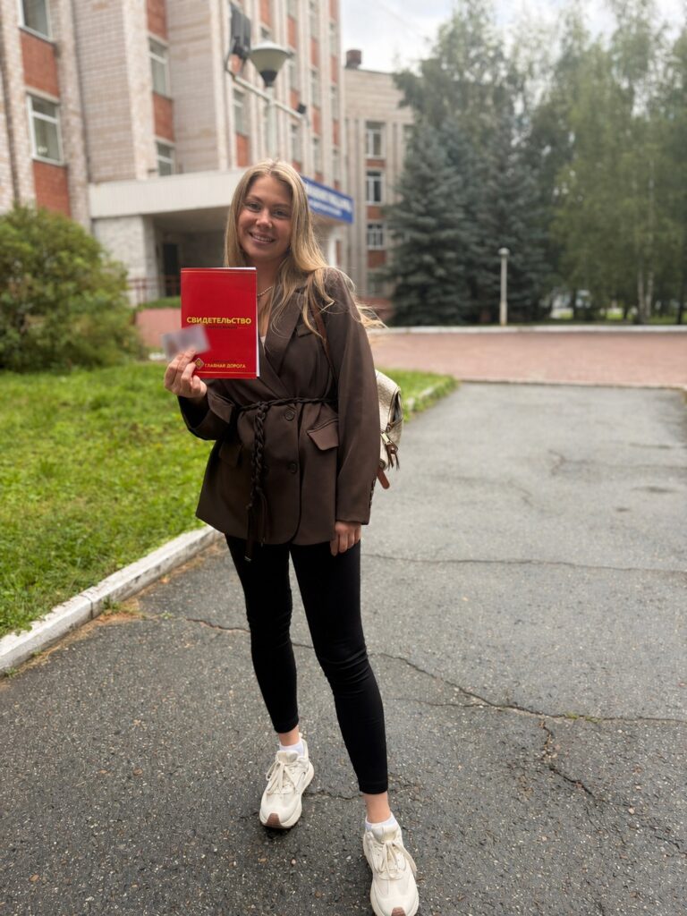 Выпускница после успешной сдачи экзамена