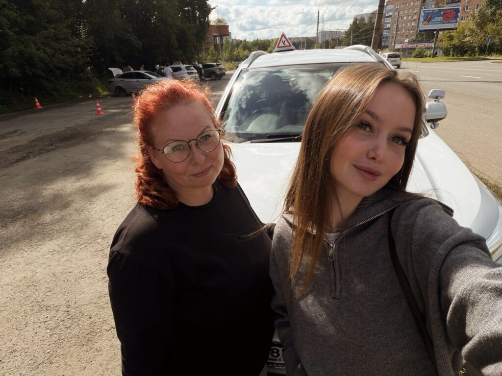 Выпускницы у учебного автомобиля